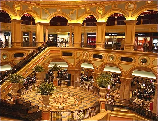 澳门赌场大堂夜景